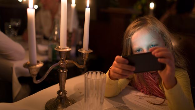 LES PETITS ET LES ÉCRANS