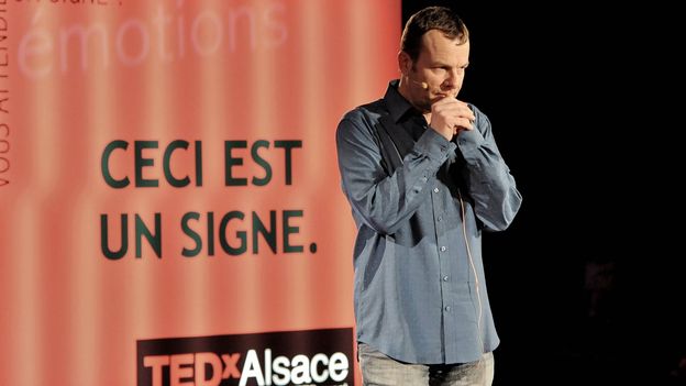 UN LOUP DANS LA GORGE